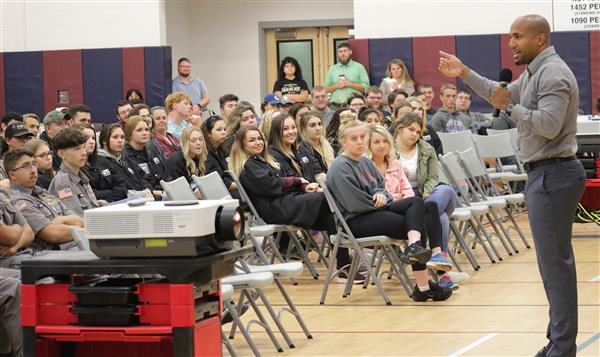 Arel Moodie speaks with morning CTE students 